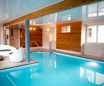 Wellness och spa med avslappning i hotellets inomhuspool och bastu.