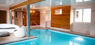 Hvis I trænger til afslapning kan I nyde en stund i hotellets indendørs pool og efterfølgende få varmen i saunaen.