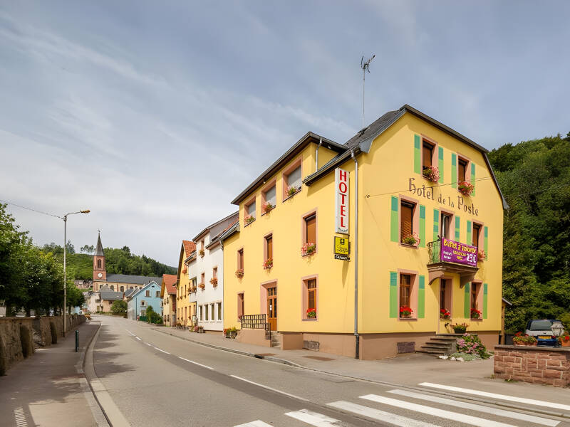 Das Hotel de la Poste Bonhomme liegt in den Vogesen im Elsass. Sie wohnen nur 15 Minuten von den wunderschönen Bergseen entfernt.