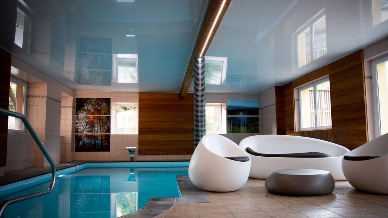Wenn Sie Entspannung suchen, können Sie im hoteleigenen Hallenbad baden und sich anschließend in der Sauna aufwärmen.
