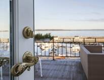 Hotellet ligger alldeles intill Oslofjorden och från terrassen har du en vacker utsikt över vattnet och småbåtshamnen.