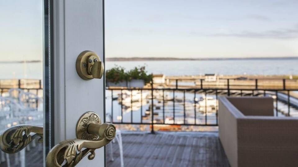 Hotellet ligger alldeles intill Oslofjorden och från terrassen har du en vacker utsikt över vattnet och småbåtshamnen.