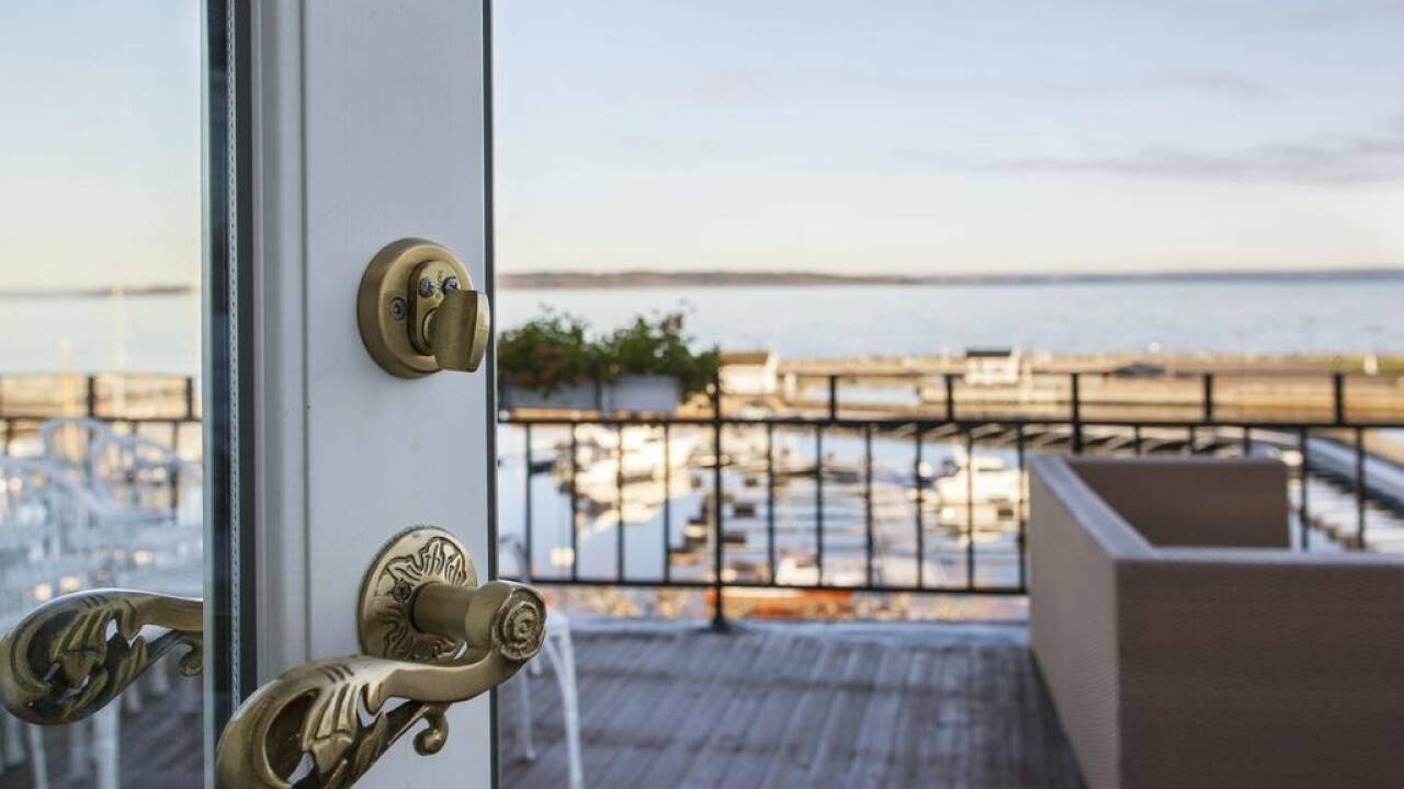 Hotellet ligger lige ned til Oslofjorden og fra terrassen har I en flot udsigt over vandet og lystbådehavnen.