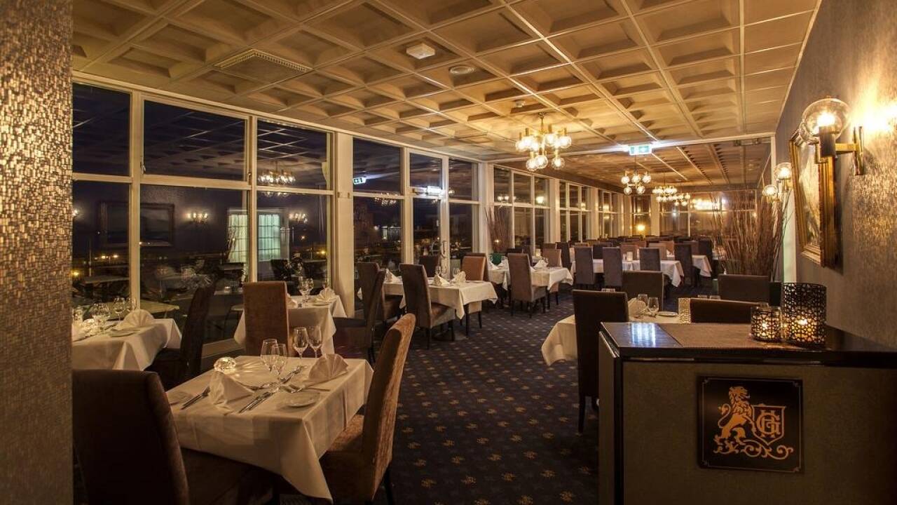 Spis middag i hotellets restaurant med utsikt over Oslofjorden og kjøp en drink i hotellets hyggelige bar.