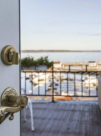 Hotellet ligger alldeles intill Oslofjorden och från terrassen har du en vacker utsikt över vattnet och småbåtshamnen.