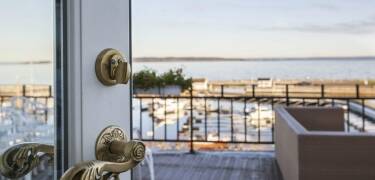 Hotellet ligger alldeles intill Oslofjorden och från terrassen har du en vacker utsikt över vattnet och småbåtshamnen.
