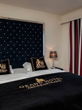 Hotellets rum är modernt inredda och på vintern uppgraderas du gratis till ett havsutsikt rum.