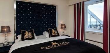 Hotellets rum är modernt inredda och på vintern uppgraderas du gratis till ett havsutsikt rum.