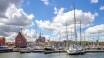 Stralsund hat eine gemütliche Hafenumgebung mit maritimer Atmosphäre. Die Stadt ist auch als Tor nach Rügen bekannt.