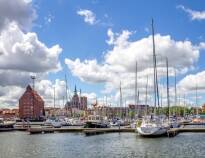 Stralsund hat eine gemütliche Hafenumgebung mit maritimer Atmosphäre. Die Stadt ist auch als Tor nach Rügen bekannt.