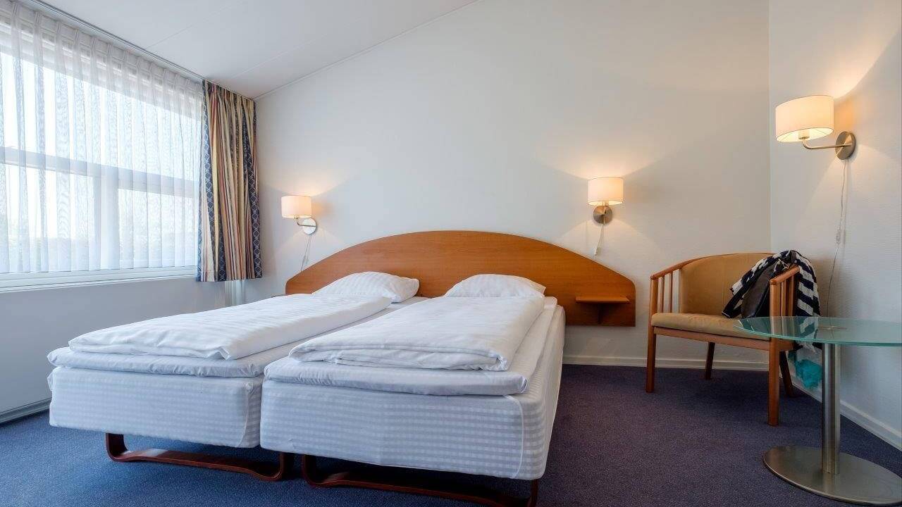 Hotellets værelser er lyse og rummelige og skaber en god base for jeres ophold i Kolding