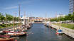 Genießen Sie die wunderbare Atmosphäre des Kieler Hafens, wo Sie viele gute Einkaufsmöglichkeiten und gute Restaurants finden.