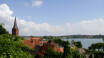Machen Sie einen Ausflug in die kleine Stadt Plön am See, wo das Schloss wunderschön über den Dächern thront.