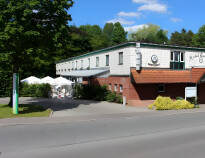 Hotel Carstens ligger i den lille by Bordesholm, der har en dejlig beliggenhed ved søen og i kort afstand til havnebyen Kiel.