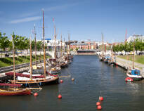 Genießen Sie die wunderbare Atmosphäre des Kieler Hafens, wo Sie viele gute Einkaufsmöglichkeiten und gute Restaurants finden.