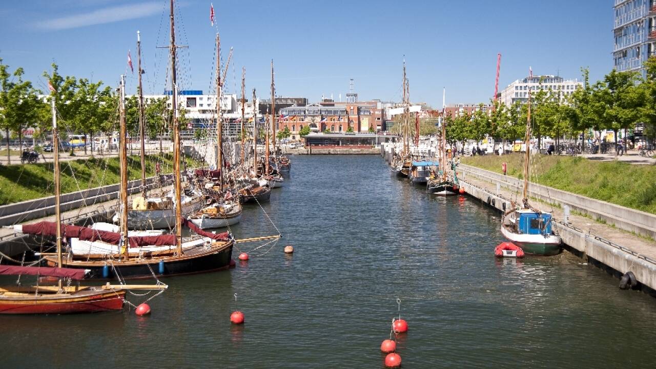 Nyd den gode atmosfære i havnebyen Kiel, hvor du finder masser af gode shoppingmuligheder og gode restauranter.