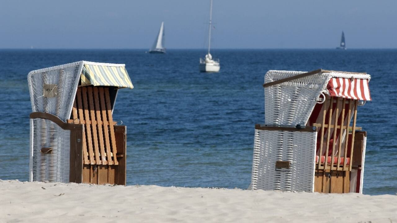 Tag på udflugt til en af Nordtysklands mange dejlige sandstrande, hvor I kan slappe af i de traditionelle strandstole.