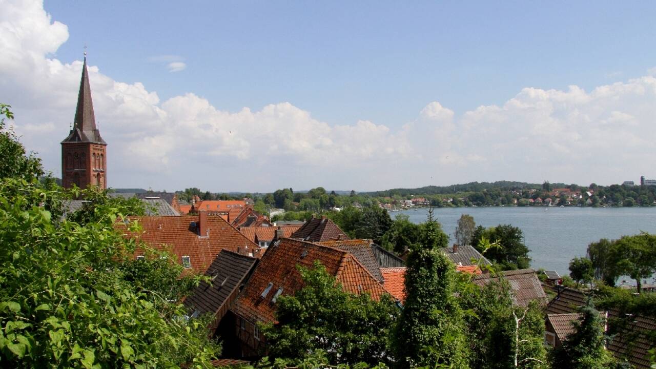 Dra på utflukt til den lille byen Plön ved innsjøen, hvor byens slott troner over området.