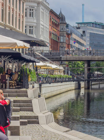 Aarhus ligger bara 10 minuter från hotellet och här finns mysiga kaféer, restauranger och museer i den charmiga gamla stadsdelen.