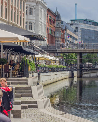 Aarhus by ligger kun 10 minutter fra hotellet og byder på hyggelige caféer, restauranter og museer i den charmerende gamle bydel.