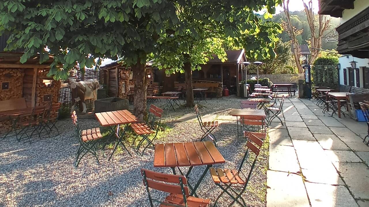 Terrassen har udsigt over bjergene og er perfekt til rolige stunder.