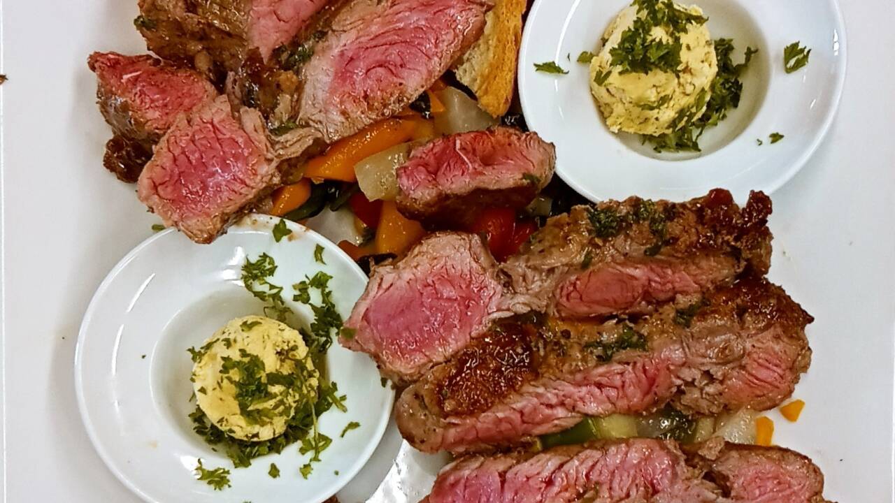 Restauranten på stedet serverer autentiske og velsmakende regionale retter hver kveld.