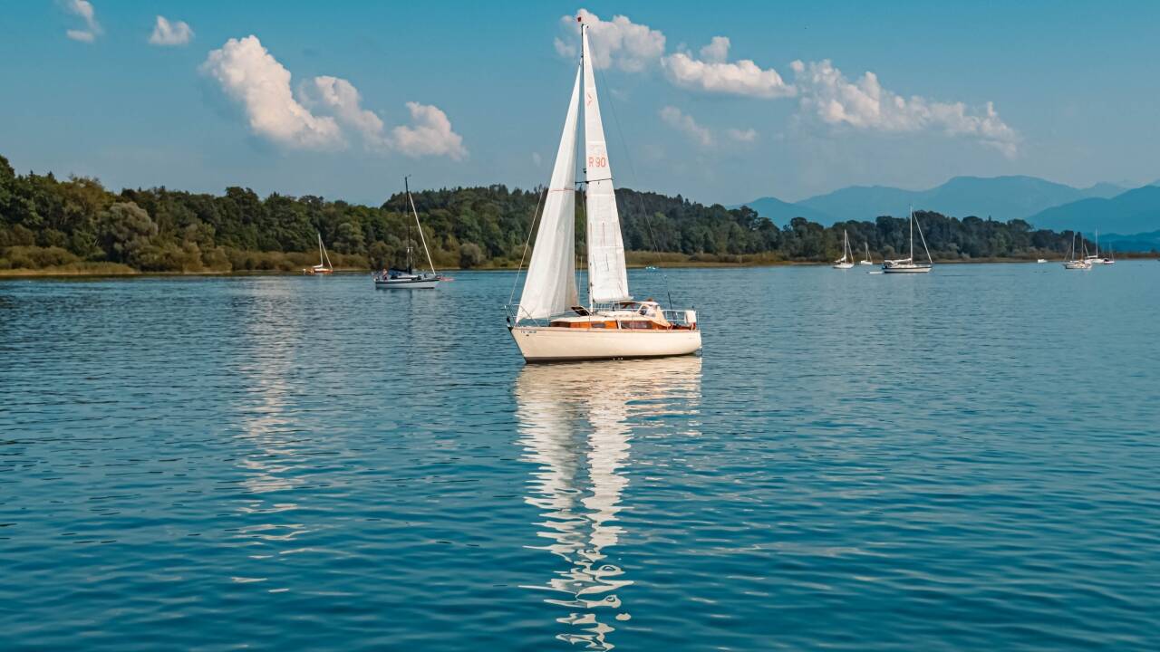 Ein Ausflug zum wunderschönen, reizvollen Chiemsee ist ein perfekter Tagestrip.