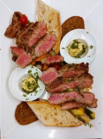 Im hauseigenen Restaurant genießen Sie jeden Abend authentische und köstliche regionale Gerichte.