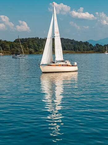 Ein Ausflug zum wunderschönen, reizvollen Chiemsee ist ein perfekter Tagestrip.
