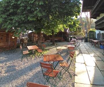 Terrassen har utsikt mot fjellene, perfekt for rolige øyeblikk.