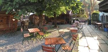 Terrassen bjuder på utsikt över bergen – perfekt för stilla stunder.