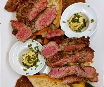 Restaurangen på plats serverar genuina och smakrika regionala rätter varje kväll.