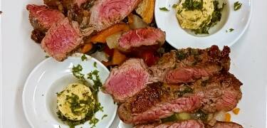 Restaurangen på plats serverar genuina och smakrika regionala rätter varje kväll.