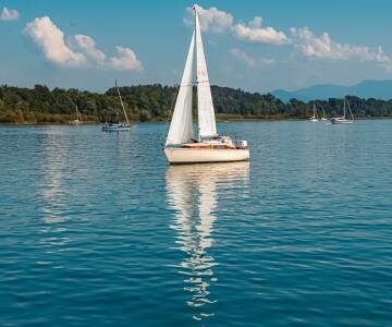 Ein Ausflug zum wunderschönen, reizvollen Chiemsee ist ein perfekter Tagestrip.