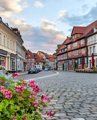 Quedlinburg er på UNESCOs verdensarvsliste takket være sine velbevarte bindingsverkshus, og brosteinsgater i den gamle bydelen.