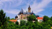 Besuchen Sie die bunte Stadt des Harzes, Wernigerode und Schloss Wernigerode. Die Burg thront hoch über der Stadt.