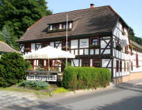 Det hyggelige Hotel zum Bürgergarten ligger sentralt i den historiske byen Stolberg omgitt av Harzens grønne skoger.