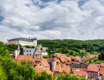 La dere fortrylle av den sjarmerende byen Stolberg i naturrike Harzen med sjarm og middelalder-stil.