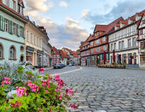 Quedlinburg er på UNESCOs verdensarvsliste takket være sine velbevarte bindingsverkshus, og brosteinsgater i den gamle bydelen.