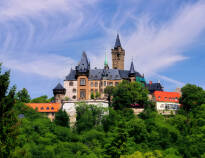 Besøk den fargerike byen ved Harzen, Wernigerode og Wernigerode slott. Slottet troner høyt over byen.