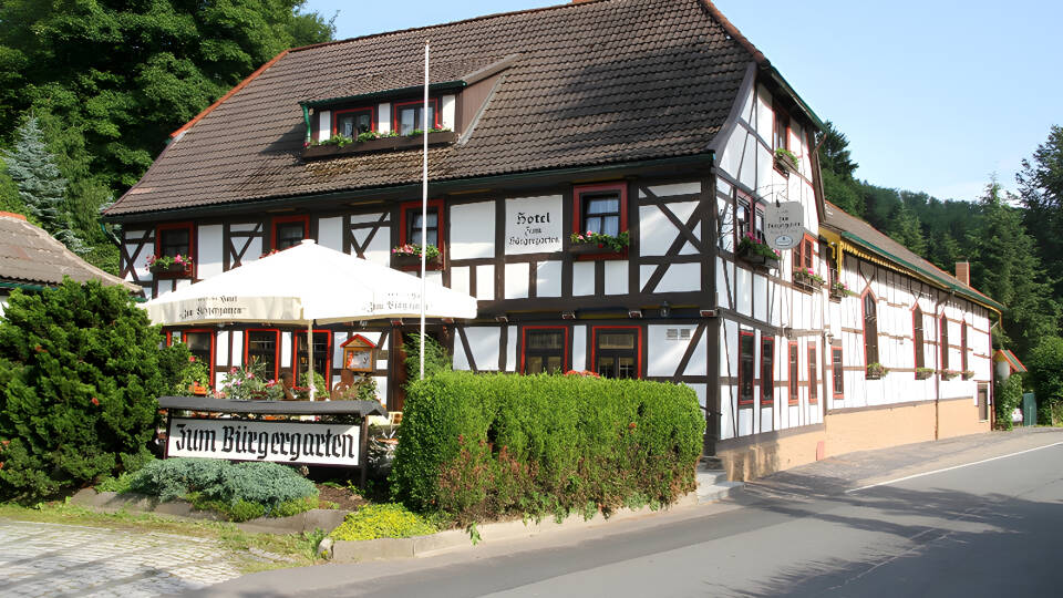 The cosy Hotel zum Bürgergarten is centrally located in the historic town of Stolberg, surrounded by the green forests of the Harz Mountains.