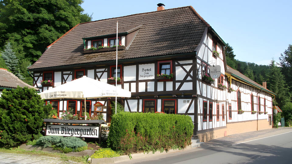 The cosy Hotel zum Bürgergarten is centrally located in the historic town of Stolberg, surrounded by the green forests of the Harz Mountains.