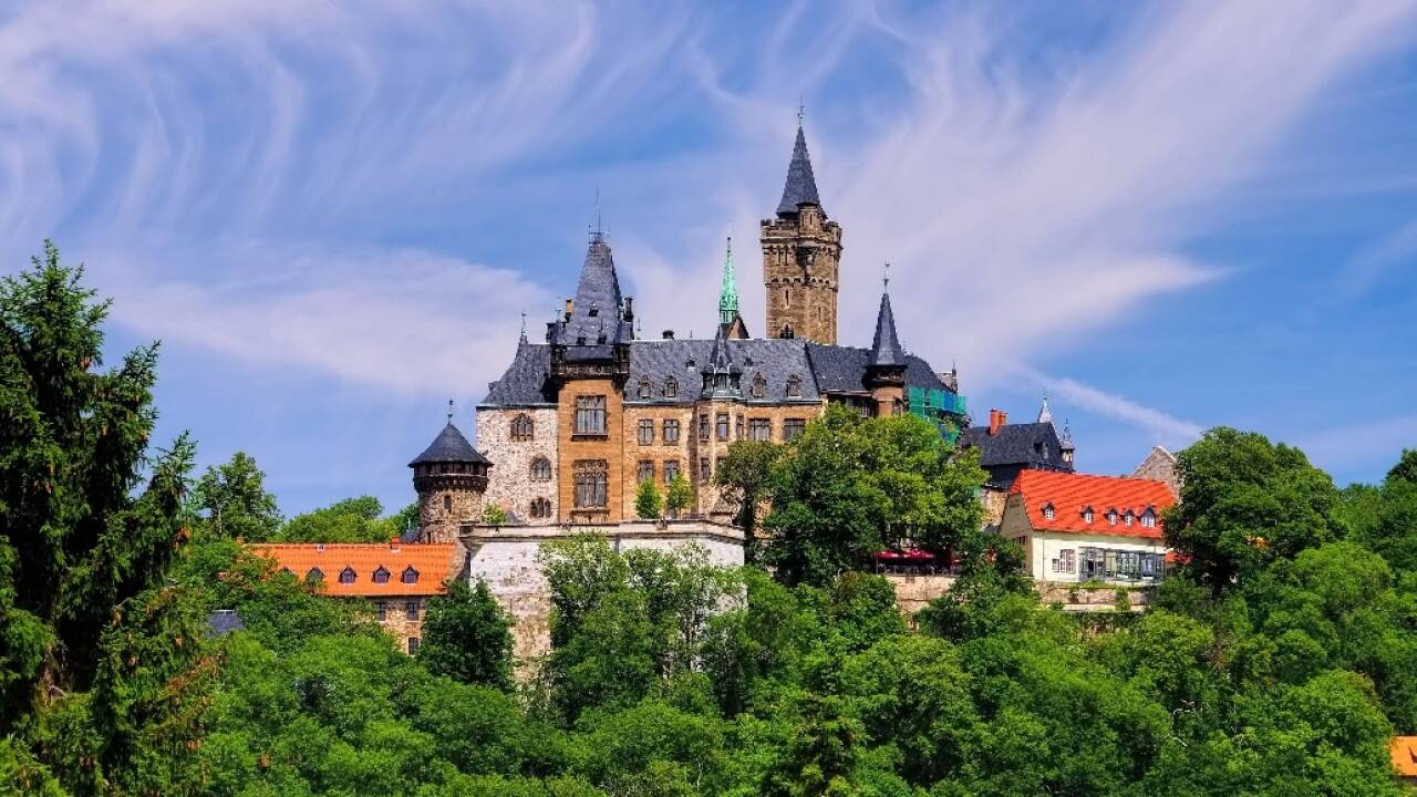 Besøk den fargerike byen ved Harzen, Wernigerode og Wernigerode slott. Slottet troner høyt over byen.