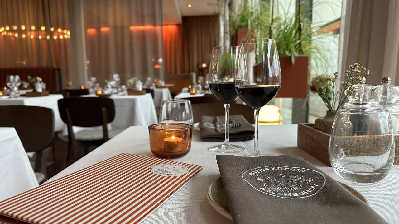 Hotellets restaurant har et stort utvalg av smakfulle retter på menyen.