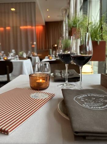 Das Hotelrestaurant bietet eine große Auswahl an leckeren Gerichten auf der Speisekarte.