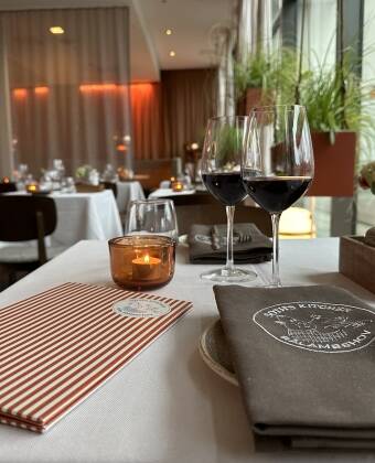 Hotellets restaurant har et stort udvalg af velsmagende retter på menuen.
