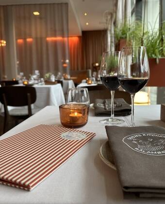 Hotellets restaurang har ett stort urval av välsmakande rätter på menyn.