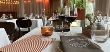 Hotellets restaurang har ett stort urval av välsmakande rätter på menyn.