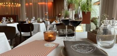 Hotellets restaurang har ett stort urval av välsmakande rätter på menyn.