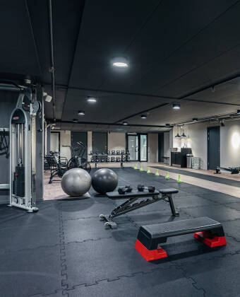 Unna dig ett träningspass i hotellets gym och en rogivande bastu.